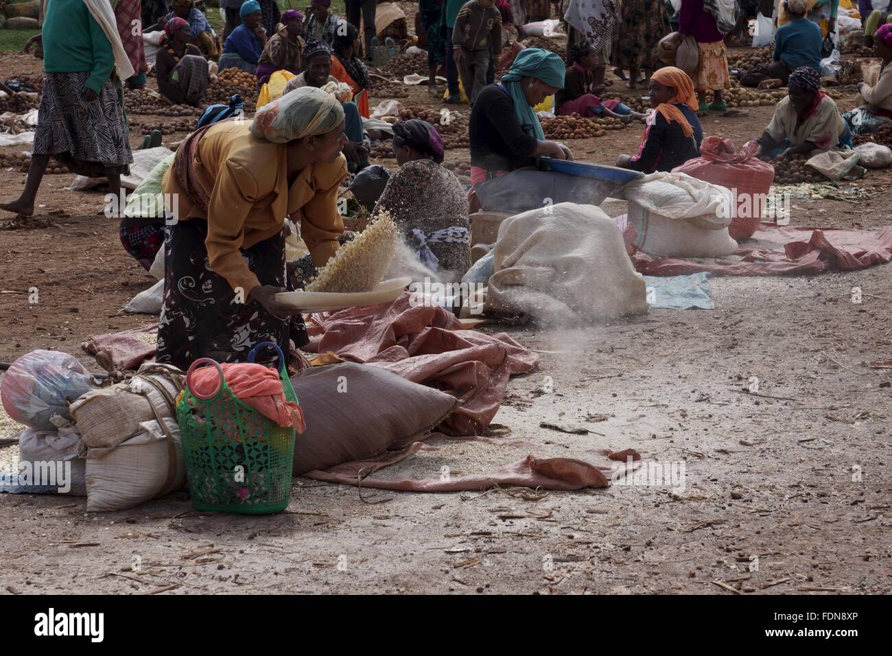 Eine Dame siebt Korn in einem Markt in Dorze, Äthiopien Stockfoto