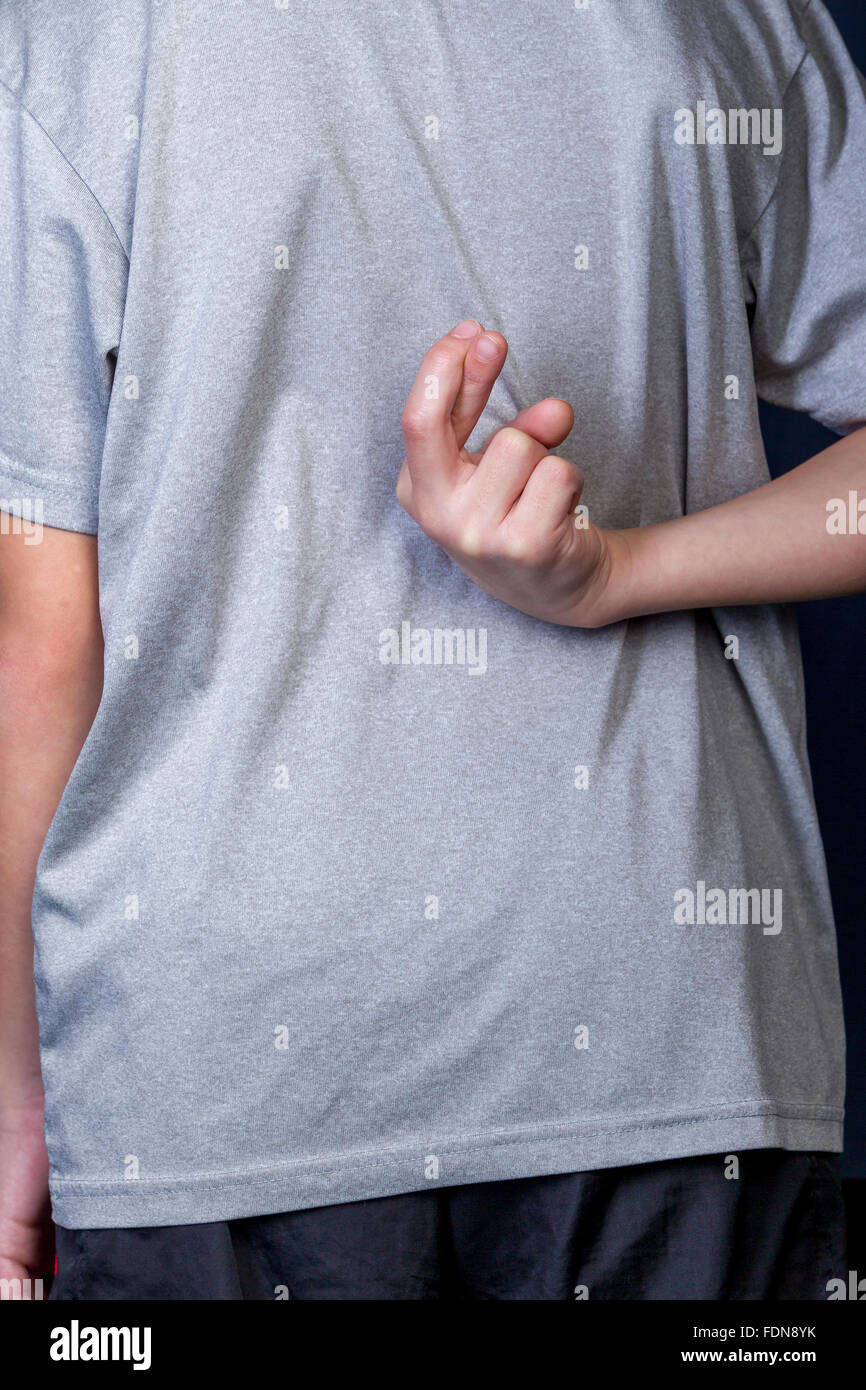 Straßenkreuzung Finger hinter dem Rücken. Stockfoto