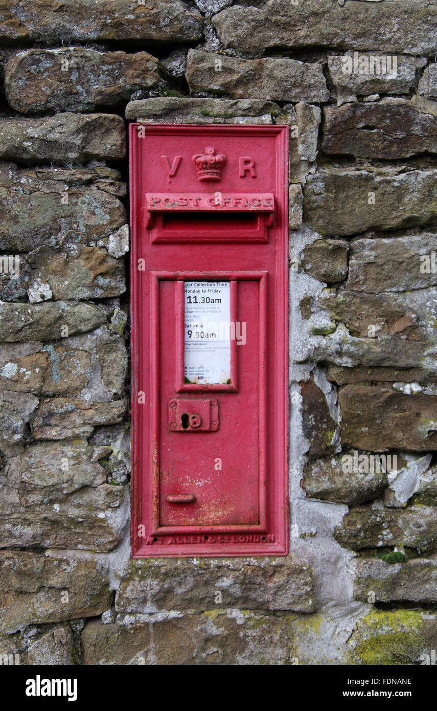 Viktorianischer Briefkasten inmitten der Wand am Hollinsclough in Staffordshire Peak District National Park Stockfoto