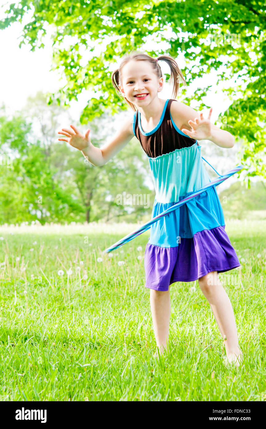 Mädchen mit Hula-Hoop Stockfoto