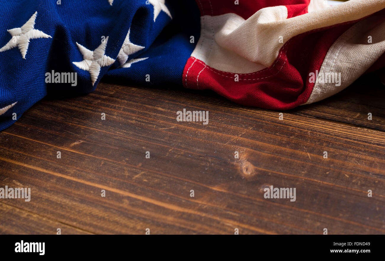 Eine alte amerikanische Flagge auf einer antiken hölzernen Plattform mit Textfreiraum Stockfoto