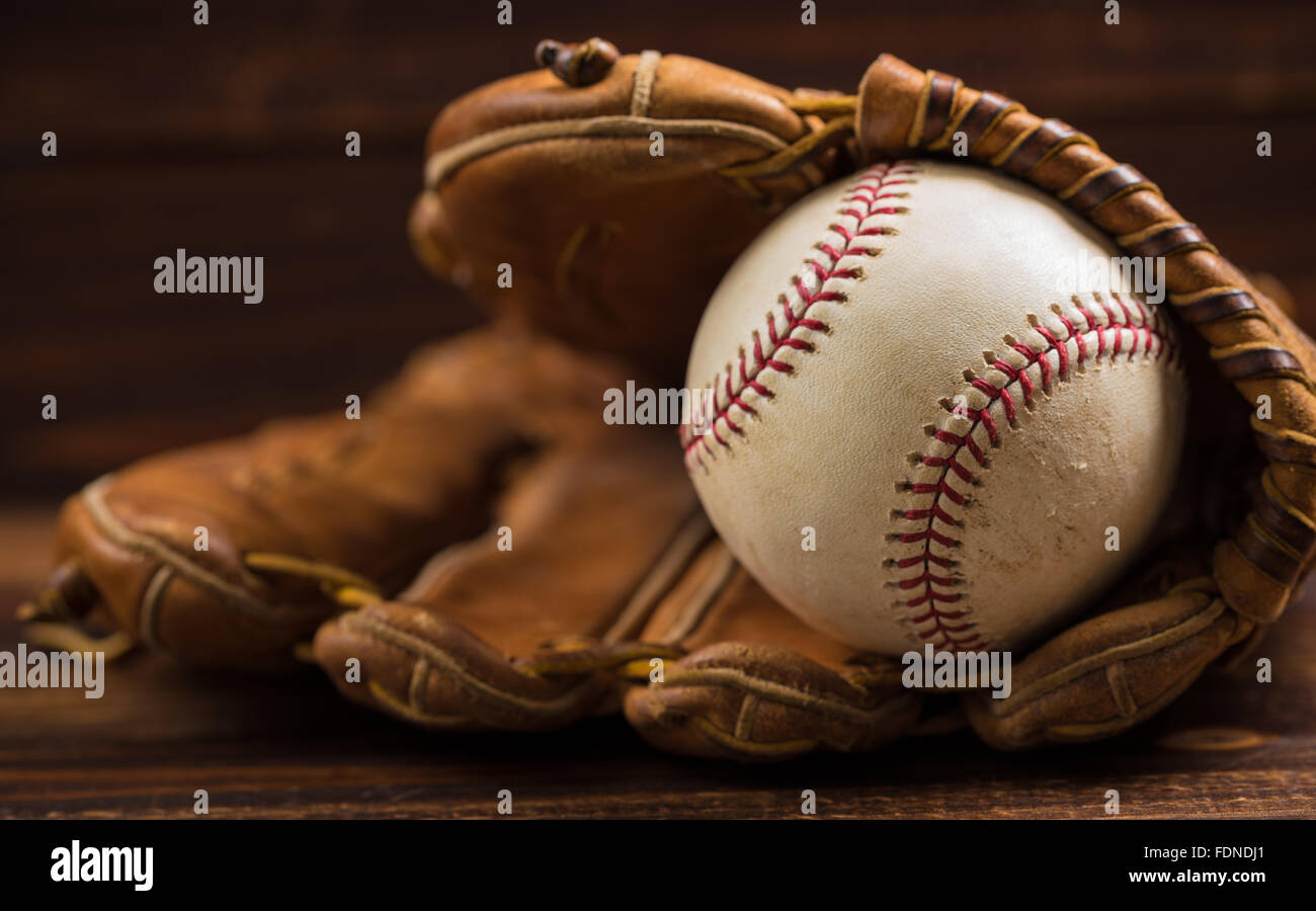 Braun Leder Baseballhandschuh auf einer Holzbank Stockfoto