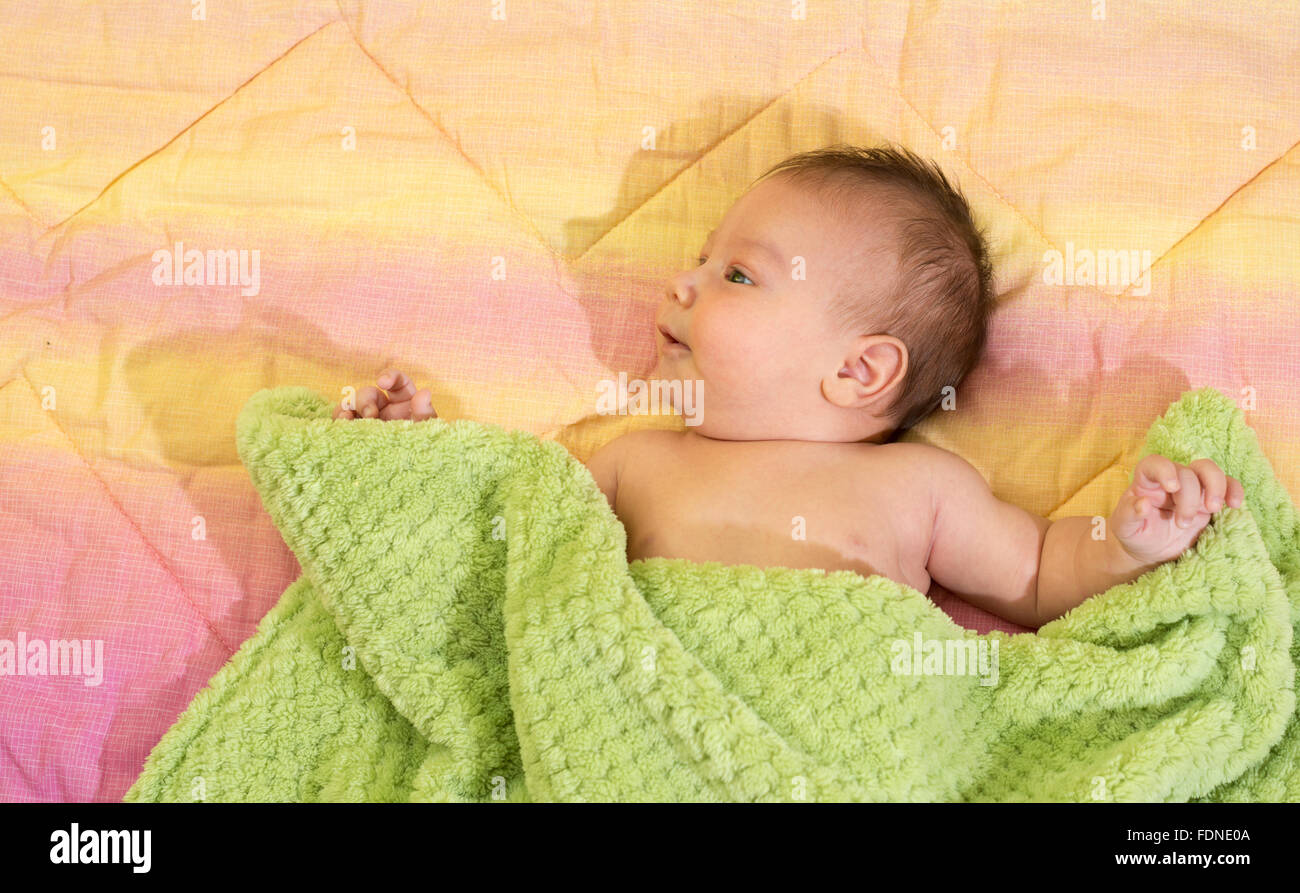 Portrait eines neugeborenen Jungen im Bett Stockfoto