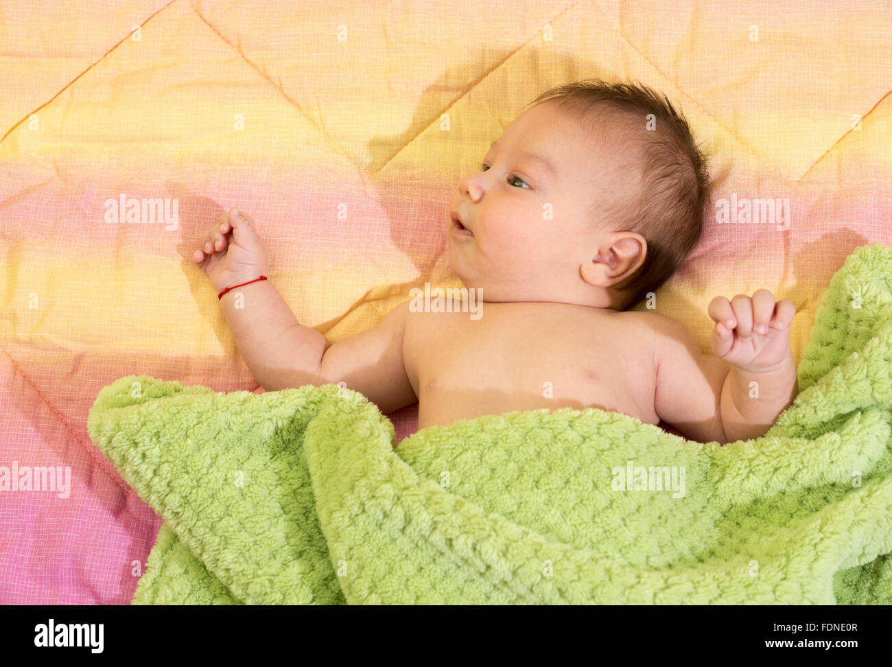 Portrait eines neugeborenen Jungen im Bett Stockfoto