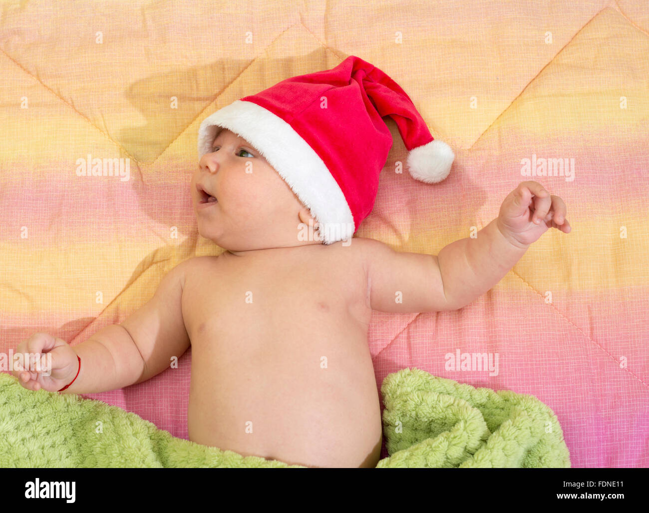 Portrait eines neugeborenen Jungen mit Weihnachtsmütze im Bett Stockfoto