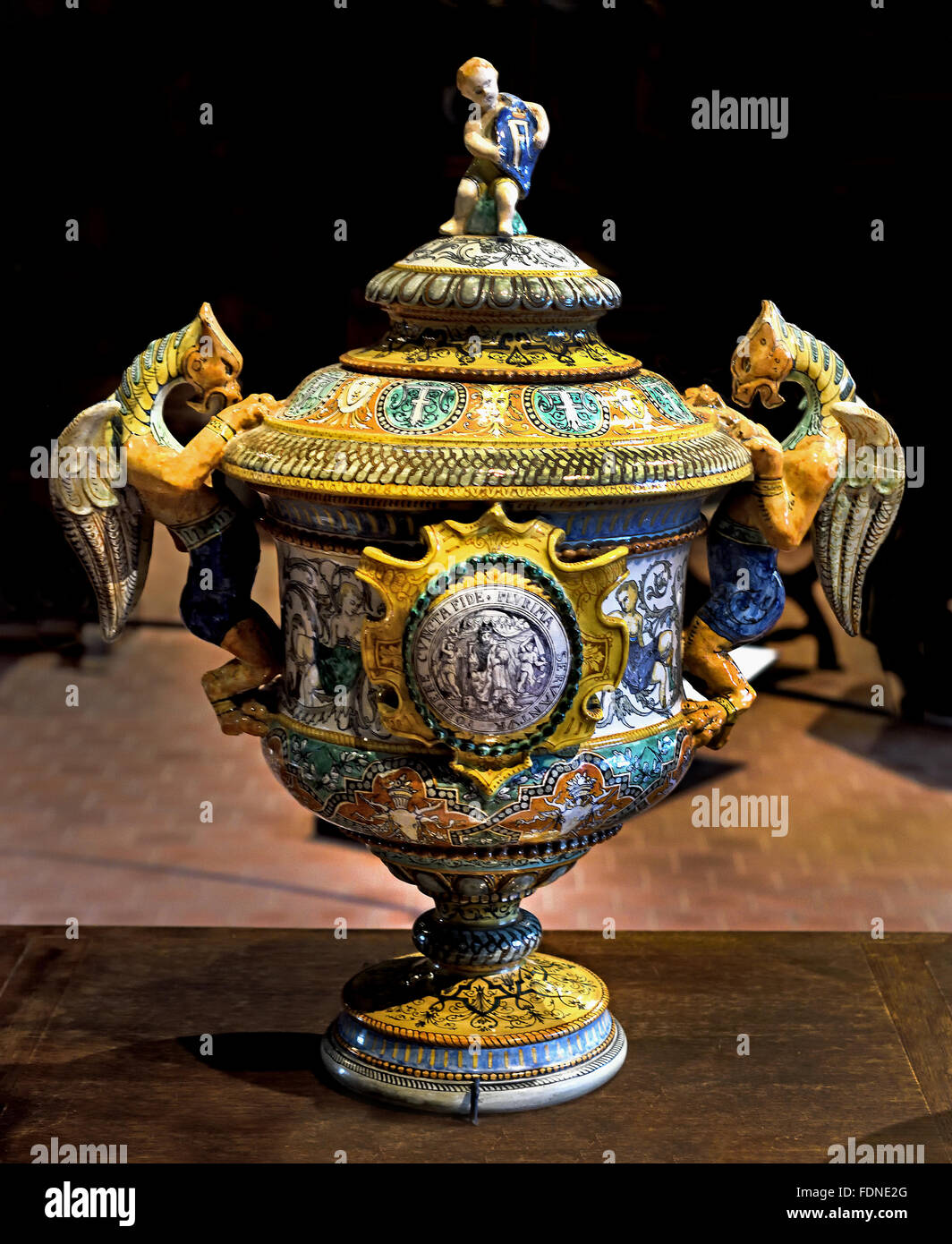 Überdachte Vase mit zwei Händeln von Ulysse Besnard 1826-1899 Faience Blois Frankreich Französisch ( Chateau de Blois ) Stockfoto