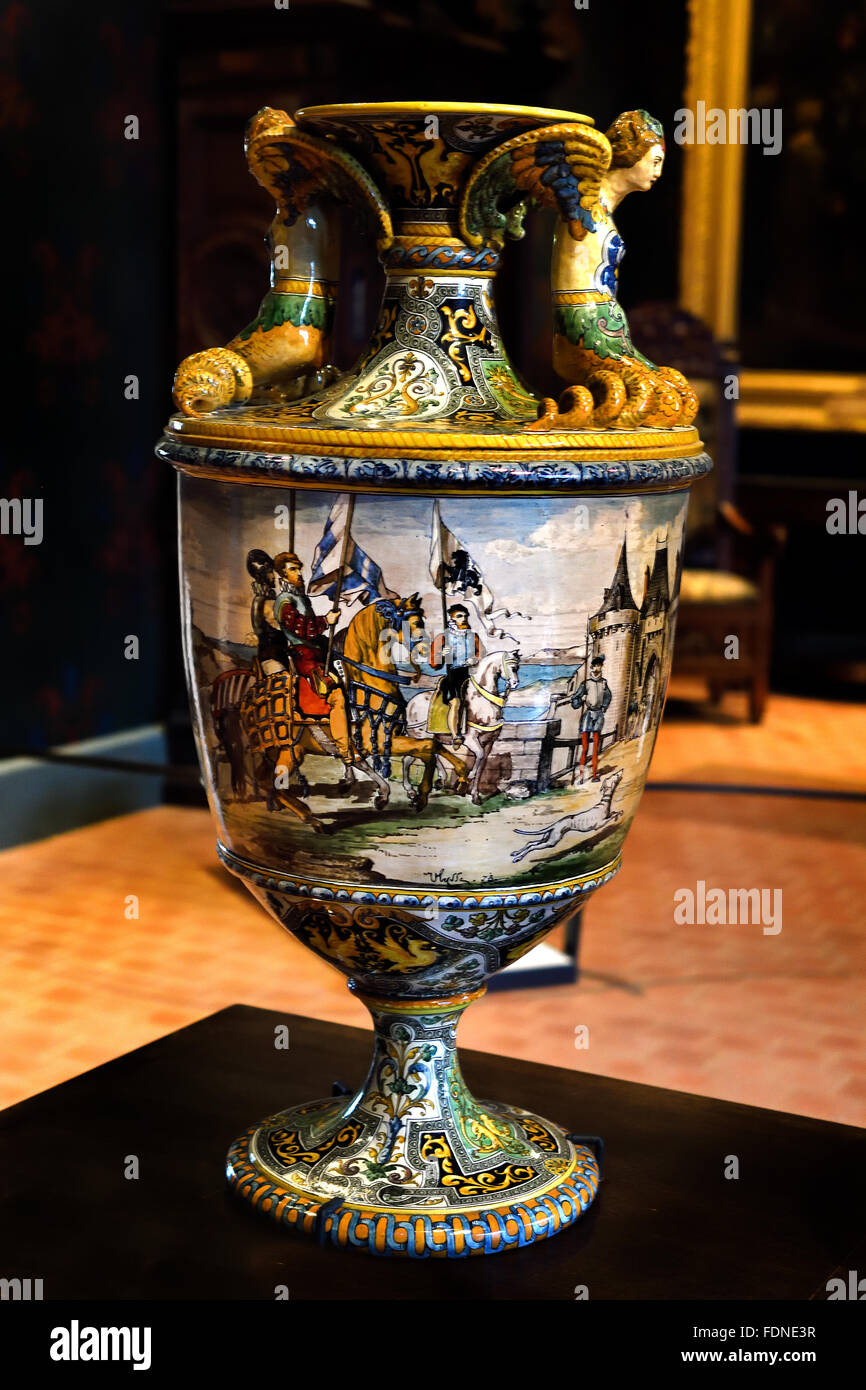 Vase mit historischen Dekor von Ulysse Besnard 1826-1899 Fayence Blois Frankreich Französisch (Chateau de Blois) abgedeckt Stockfoto