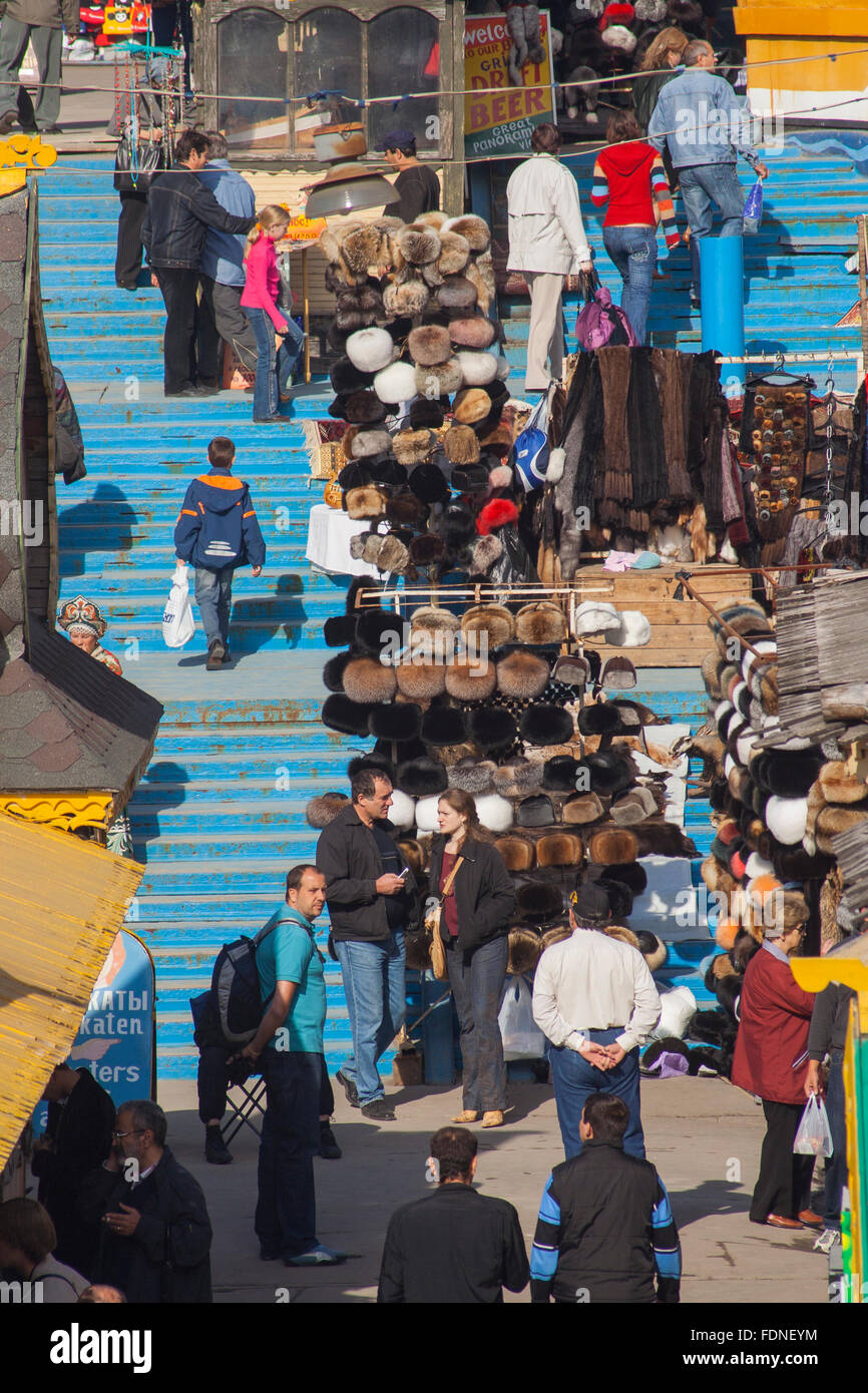 Infrastrukturprojektes (Pelzmütze) Stände auf Izmailovsky Flohmarkt, Moskau, Russland Stockfoto