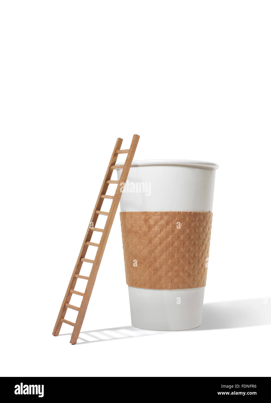 Studioaufnahme von einer Leiter neben großen Kaffeetasse Stockfoto