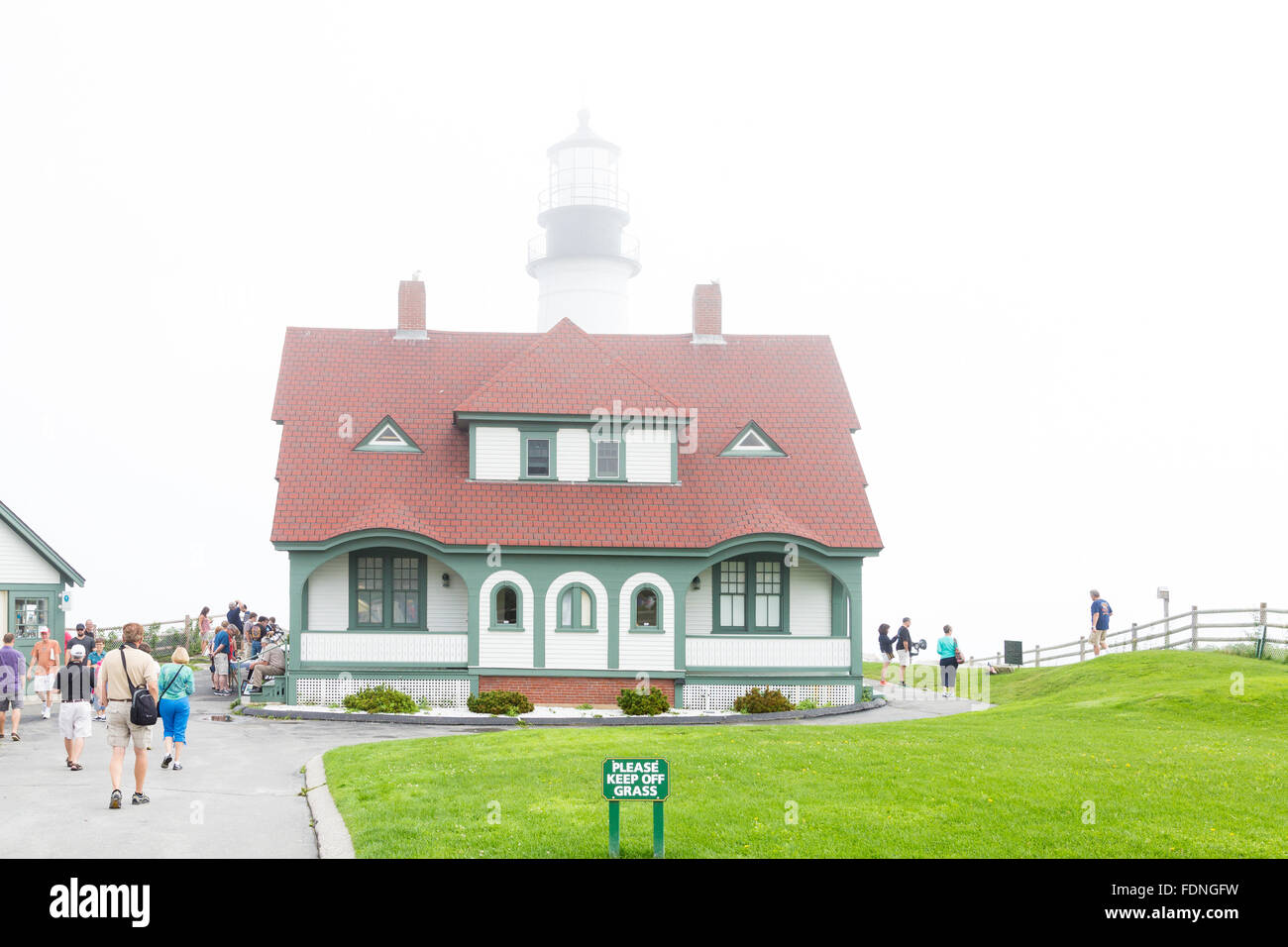 Die berühmten Portland Head Leuchtturm in dichtem Nebel Stockfoto