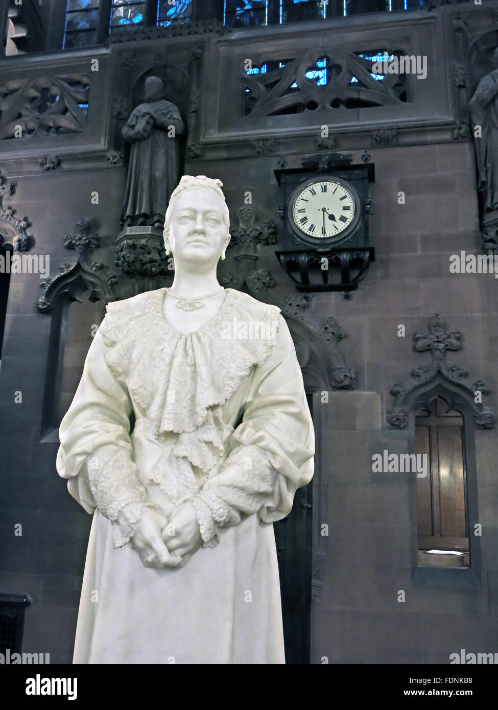 John Rylands Library Interieur, Deansgate, Manchester, England, UK - Statue Enriqueta Augustina Rylands (1907) Stockfoto