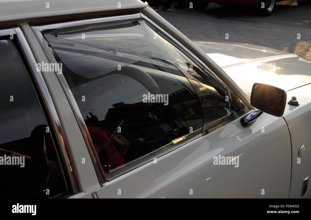 Ford Cortina 1970er Jahre Oldtimer retro mit Windschutz auf Fahrertür Stockfoto