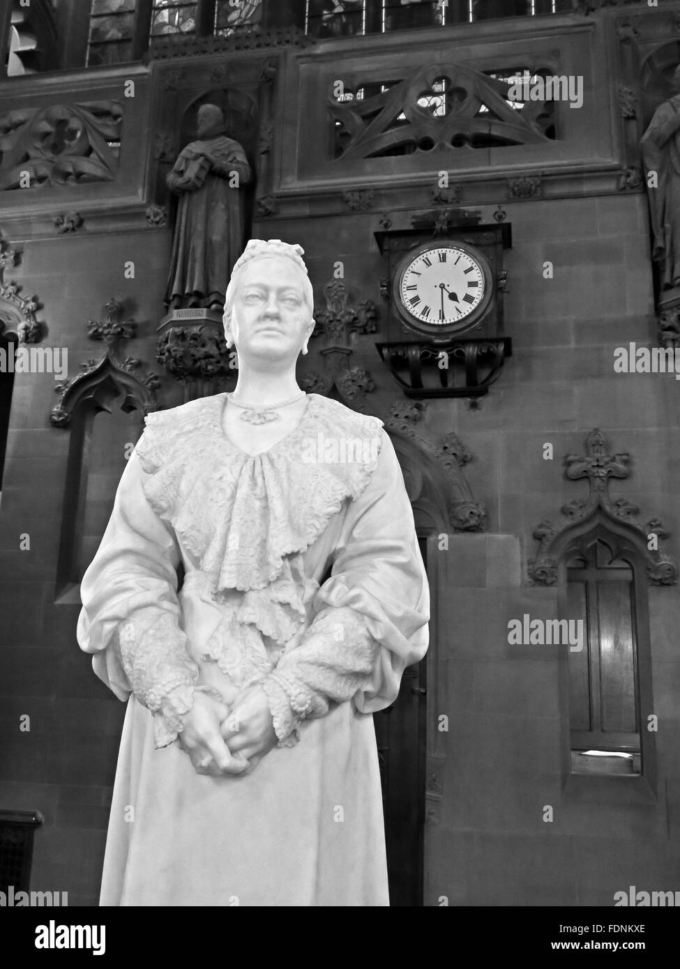 John Rylands Library Interieur, Deansgate, Manchester, England, UK - Enriqueta Augustina Rylands (1907) Statue Mono Stockfoto