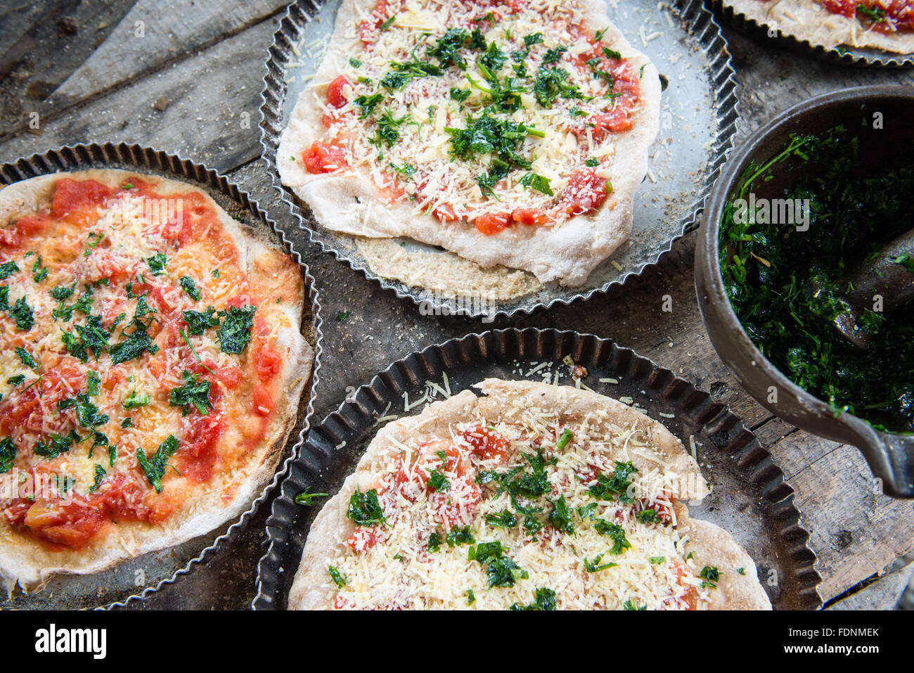 Hausgemachte Pizza auf rustikalen Holztisch Stockfoto