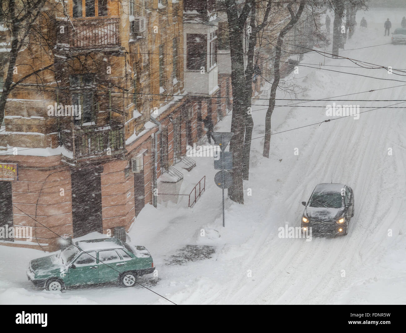 Odessa, Ukraine - 18. Januar 2016: Ein leistungsfähiges Zyklon, Sturm, Schneefall gelähmt die Stadt. Menschen zu Fuß auf der Straße durin Stockfoto