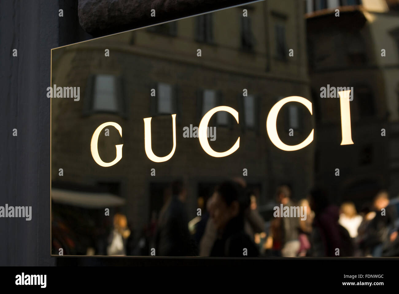 Gucci-Schild außerhalb der Shop Eingang in Florenz Stockfoto