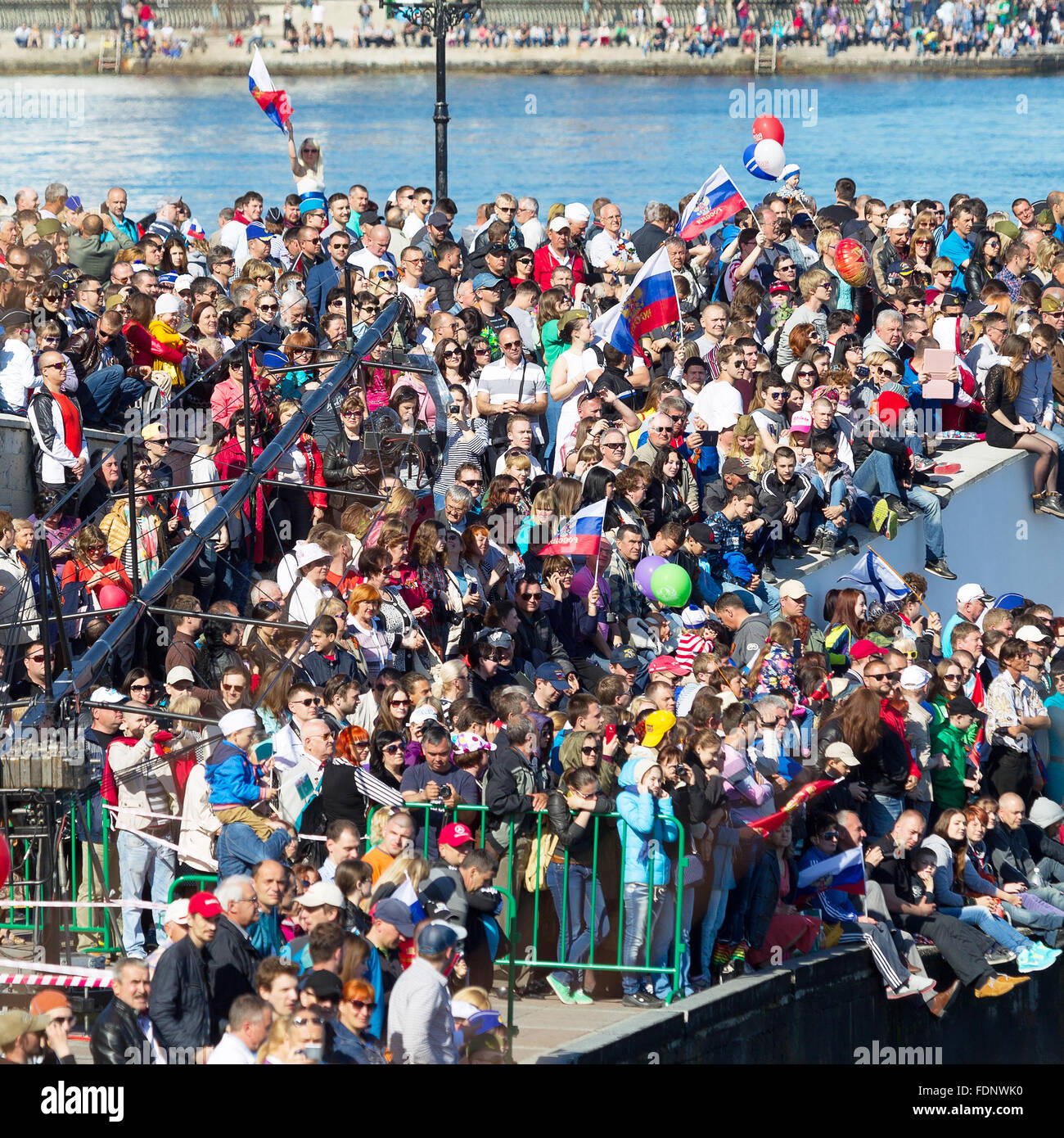 SEWASTOPOL / Krim - 9. Mai 2015: eine Menge Leute beobachten die Parade zu Ehren des 70. Jahrestages der Tag des Sieges, 9. Mai, 2 Stockfoto