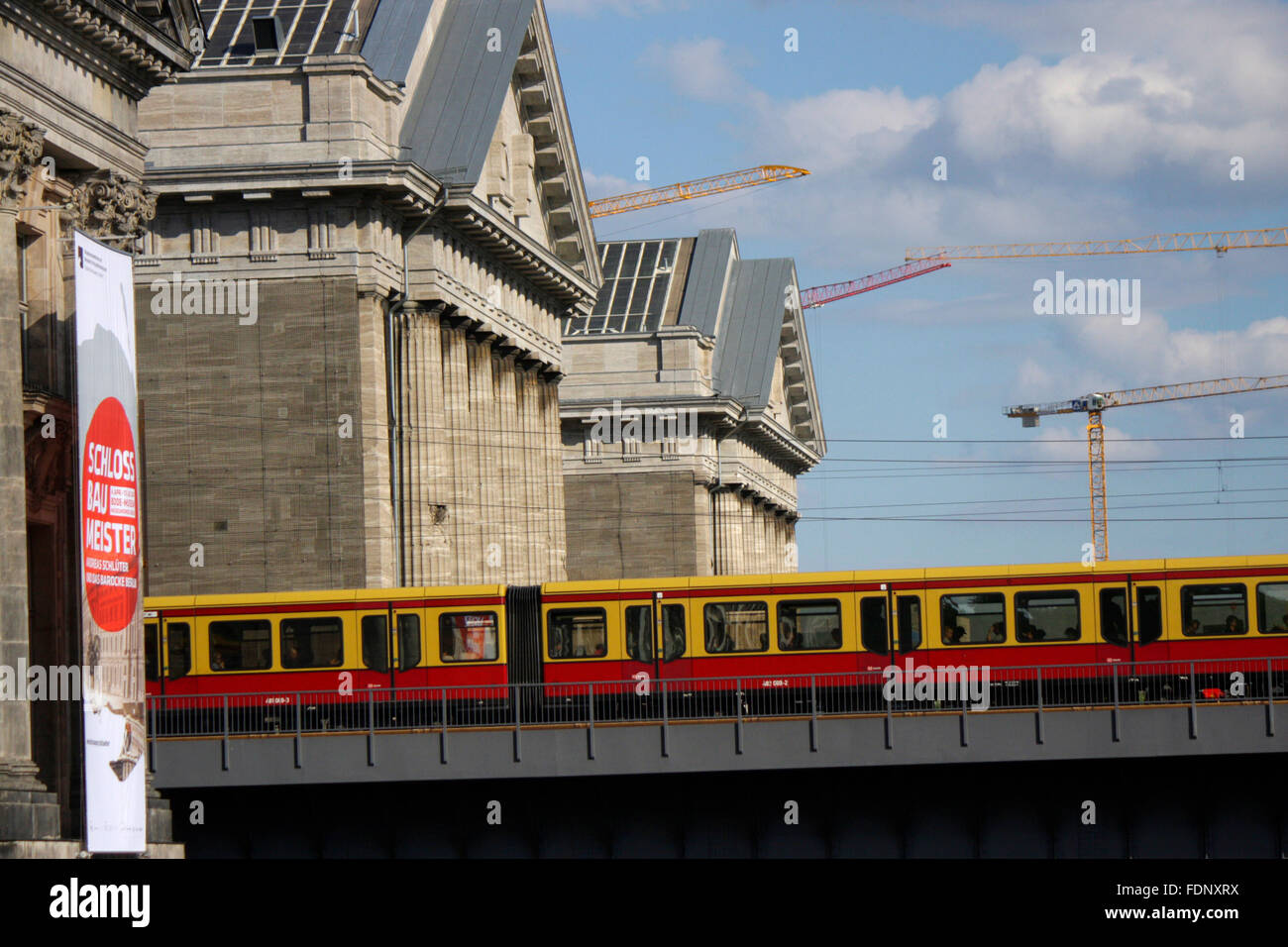 S-Bahn-Zug, Pergamonmuseum, Museumsinsel, Berlin-Mitte. Stockfoto