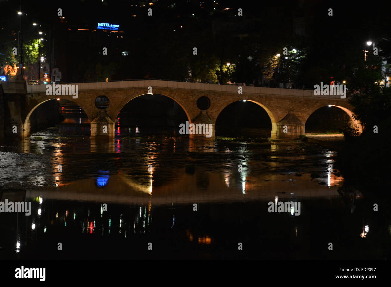 Die Latin-Brücke in Sarajevo in der Nacht. Stockfoto