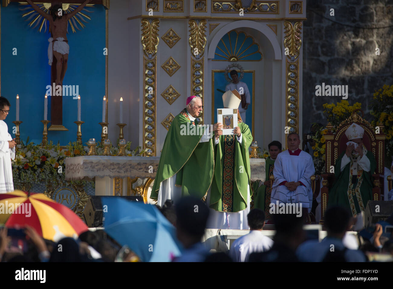 Tausende von Filipinos römisch-katholischen besuchen eine Open-Air-Messe im Rahmen des 51. Eucharistischen Kongresses, Cebu City, Philippinen Stockfoto