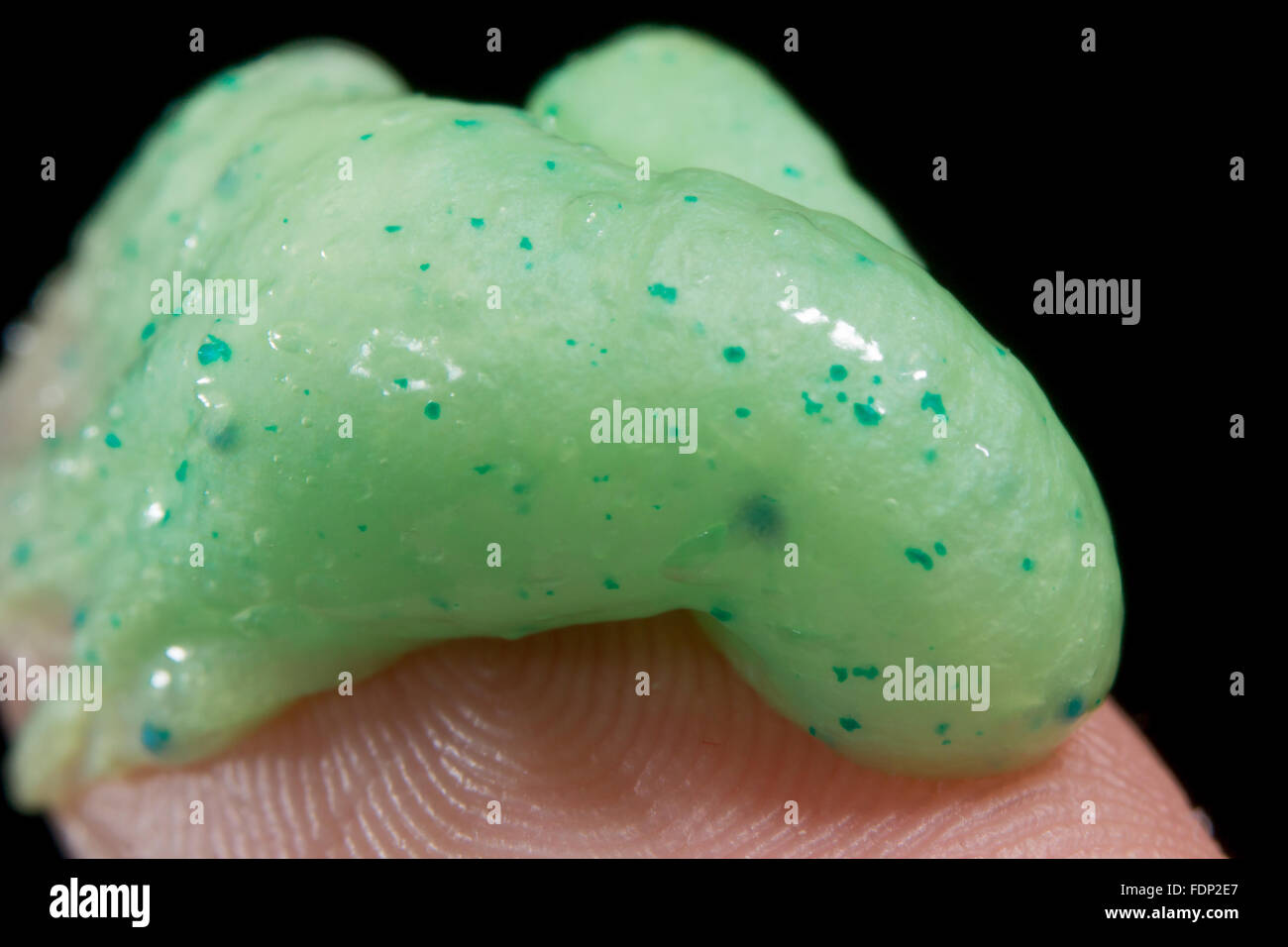 Nahaufnahme von Microbeads in ein Peeling Gesicht an der Spitze eines Fingers. Stockfoto