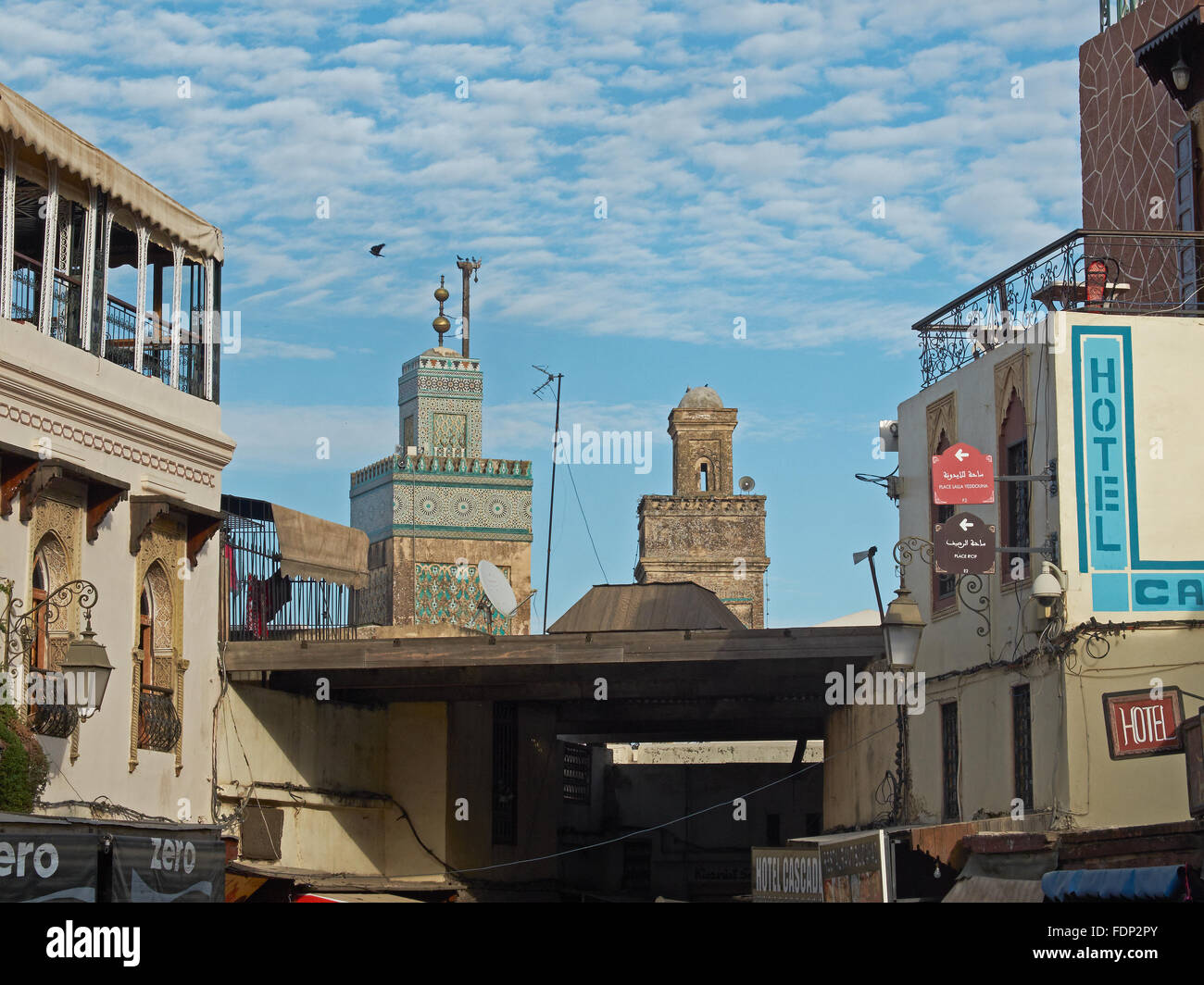 Blick über die Dächer der Medina von Fes mit Medersa Bou Inania Moschee Minarett im Hintergrund. Fez, Marokko. Stockfoto