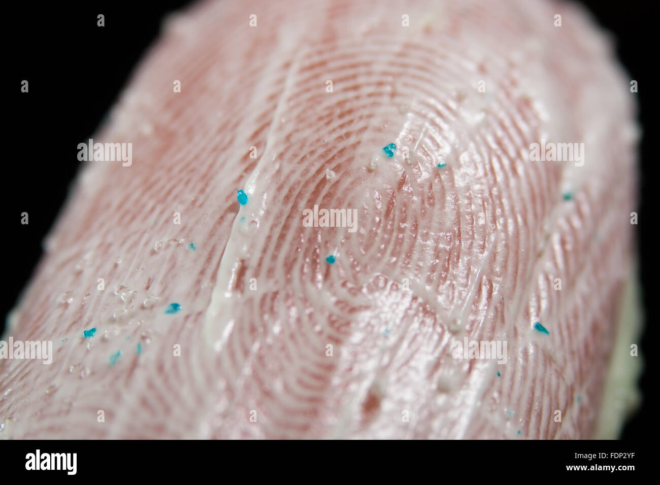 Nahaufnahme von Microbeads an der Spitze eines Fingers Stockfoto
