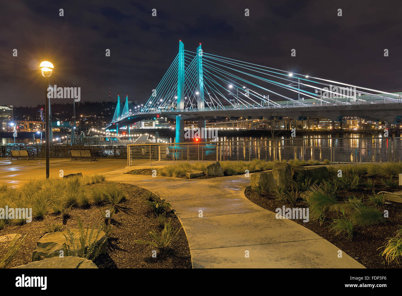 Susanne Crossing Bridge Over Willamette River durch die Waterfront Gehweg in Portland, Oregon in der Nacht Stockfoto Susanne Crossing Bridge Over Willamette River durch die Waterfront Gehweg in Portland, Oregon in der Nacht Stockfoto