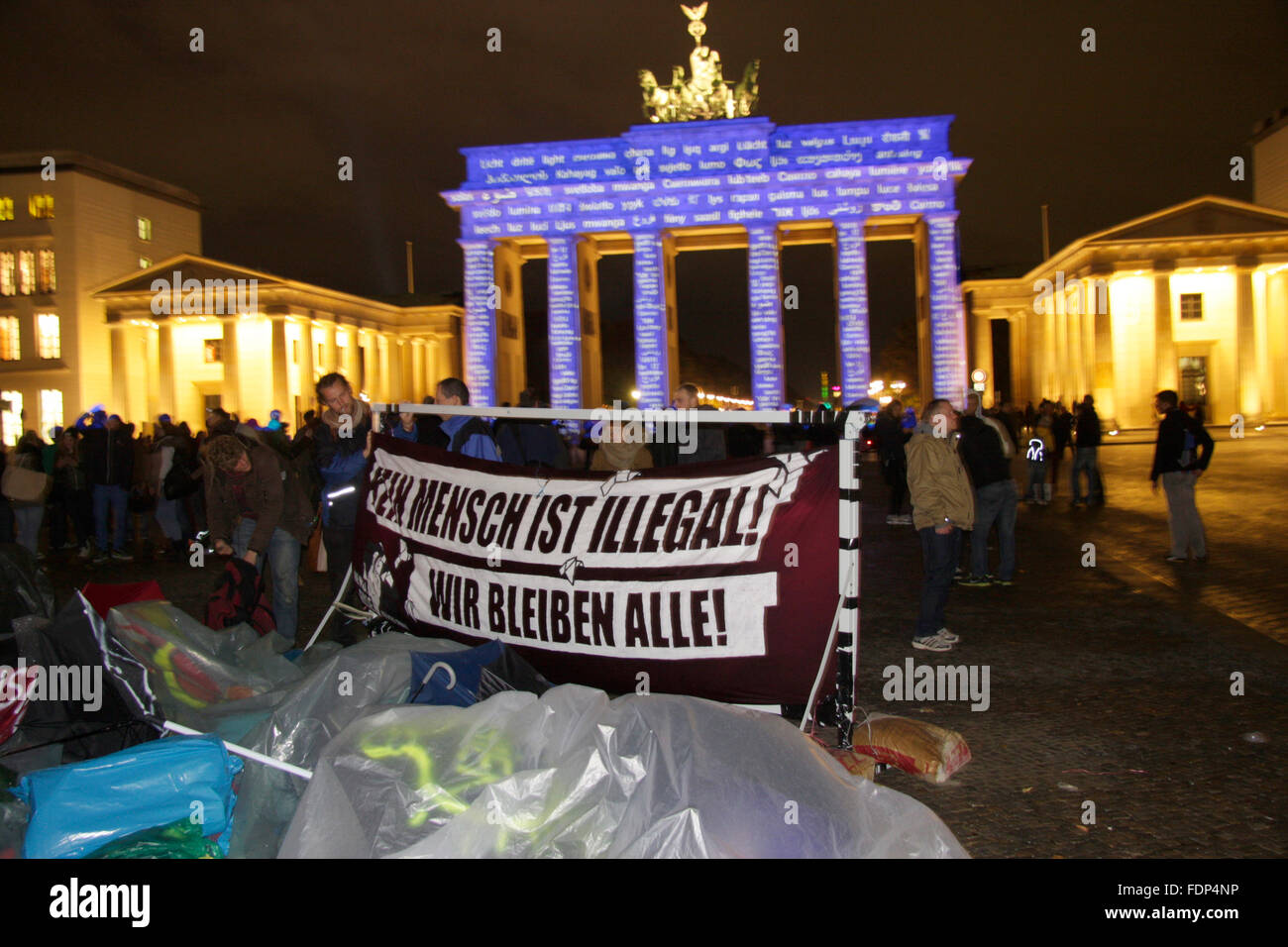 "Kein Mensch ist Illegal. Wir Bleiben Alle! "-Mobilfunktarife Gegen sterben Gaengige Asylpraxis in Deutschland, Fluechtlingscamp Auf Dem P Stockfoto