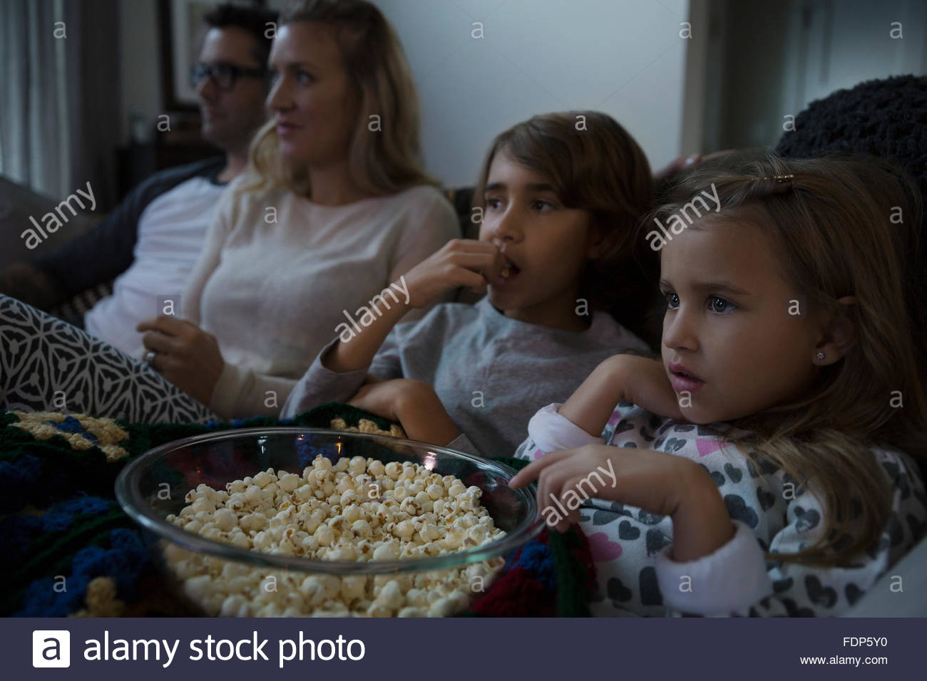 Familie mit Popcorn Film im Wohnzimmer Stockfoto
