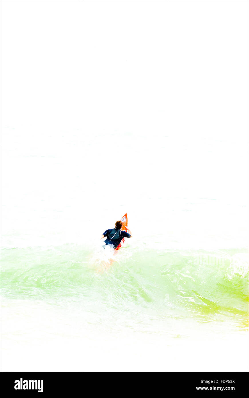 Applying Surfer in den Pazifischen Ozean Wellen von Hawaii Stockfoto