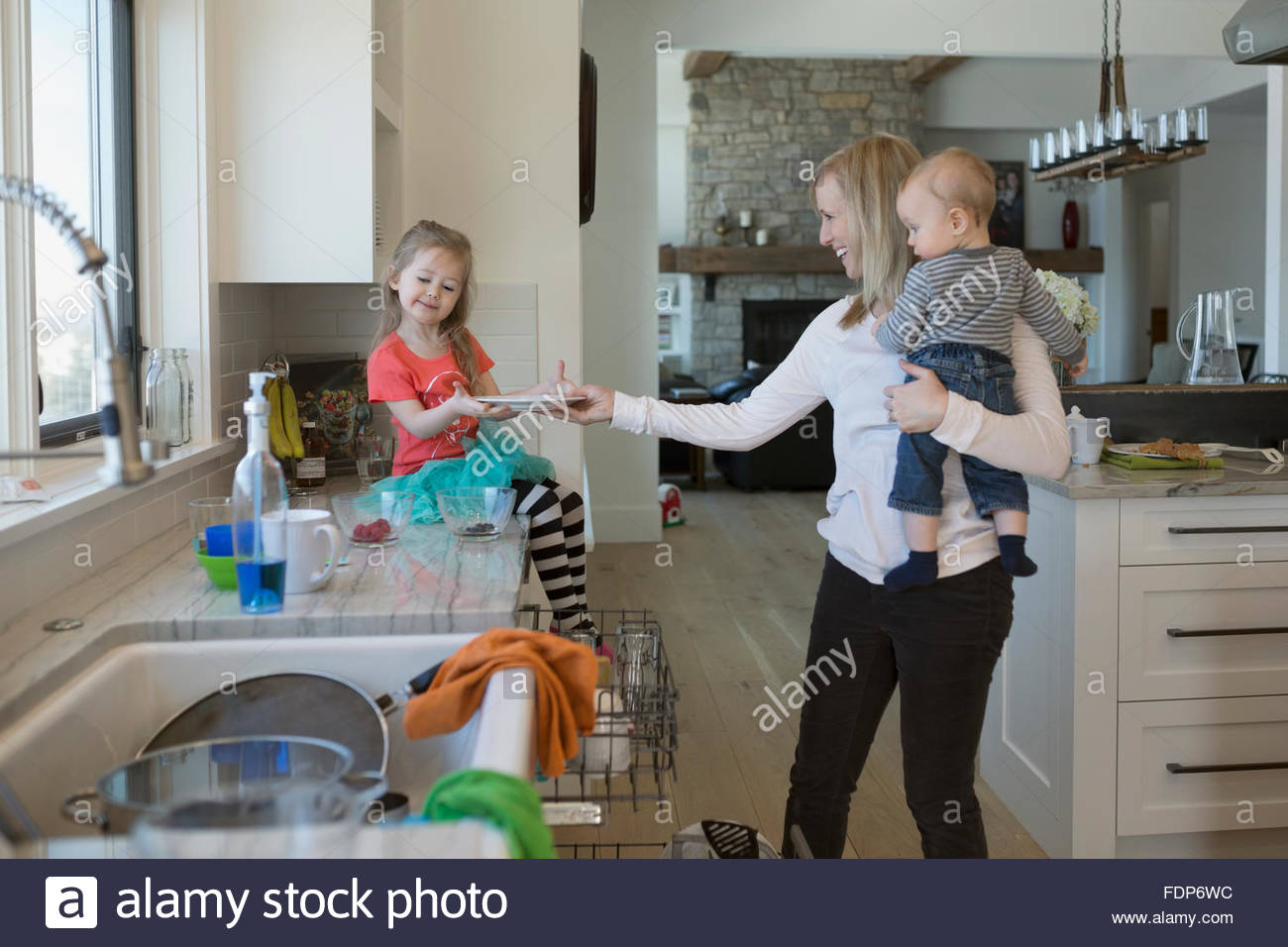 Tochter Mutter tun Gerichte in der Küche zu helfen Stockfoto