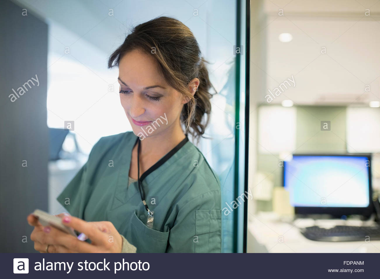 Krankenschwester-SMS an Krankenschwestern station Stockfoto