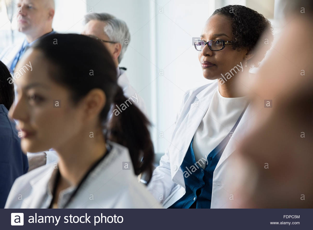Aufmerksamen Arzt im Seminar Publikum hören Stockfoto