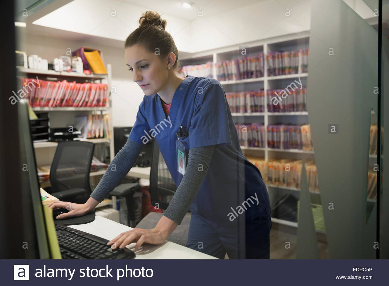 Krankenschwester mit Computer an Krankenschwestern station Stockfoto