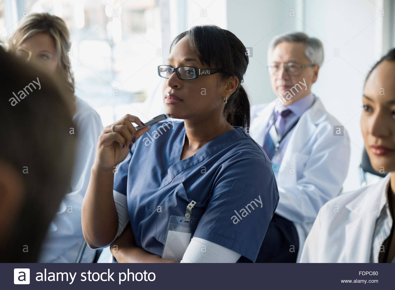 Aufmerksam zuhören im Seminar Publikum Krankenschwester Stockfoto