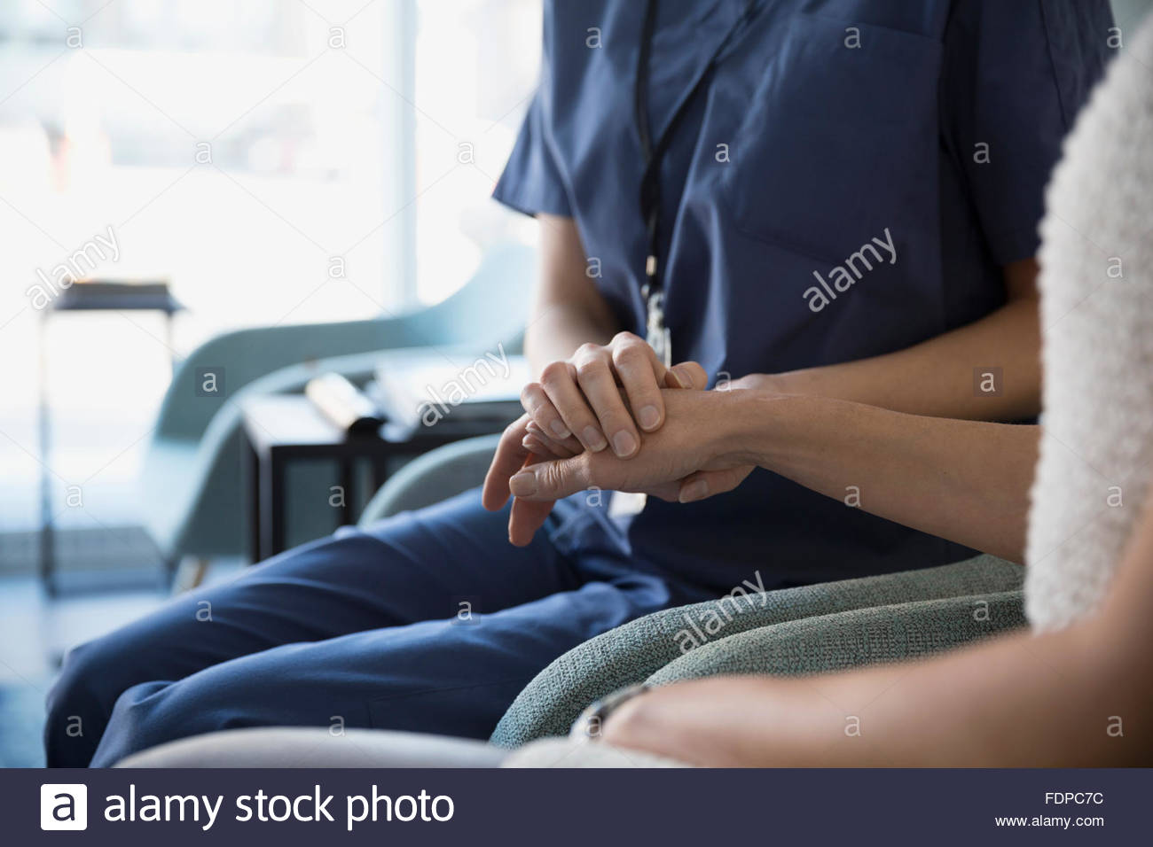 Krankenschwester mit Patienten Hand Klinik Lobby 25-29 Stockfoto