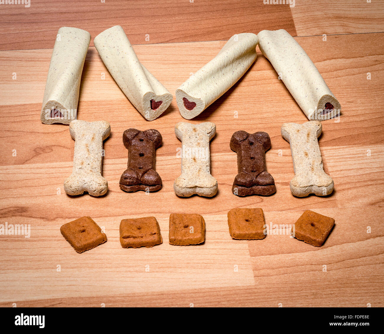 Auswahl an verschiedenen Dogie behandelt auf einem Tisch Stockfoto