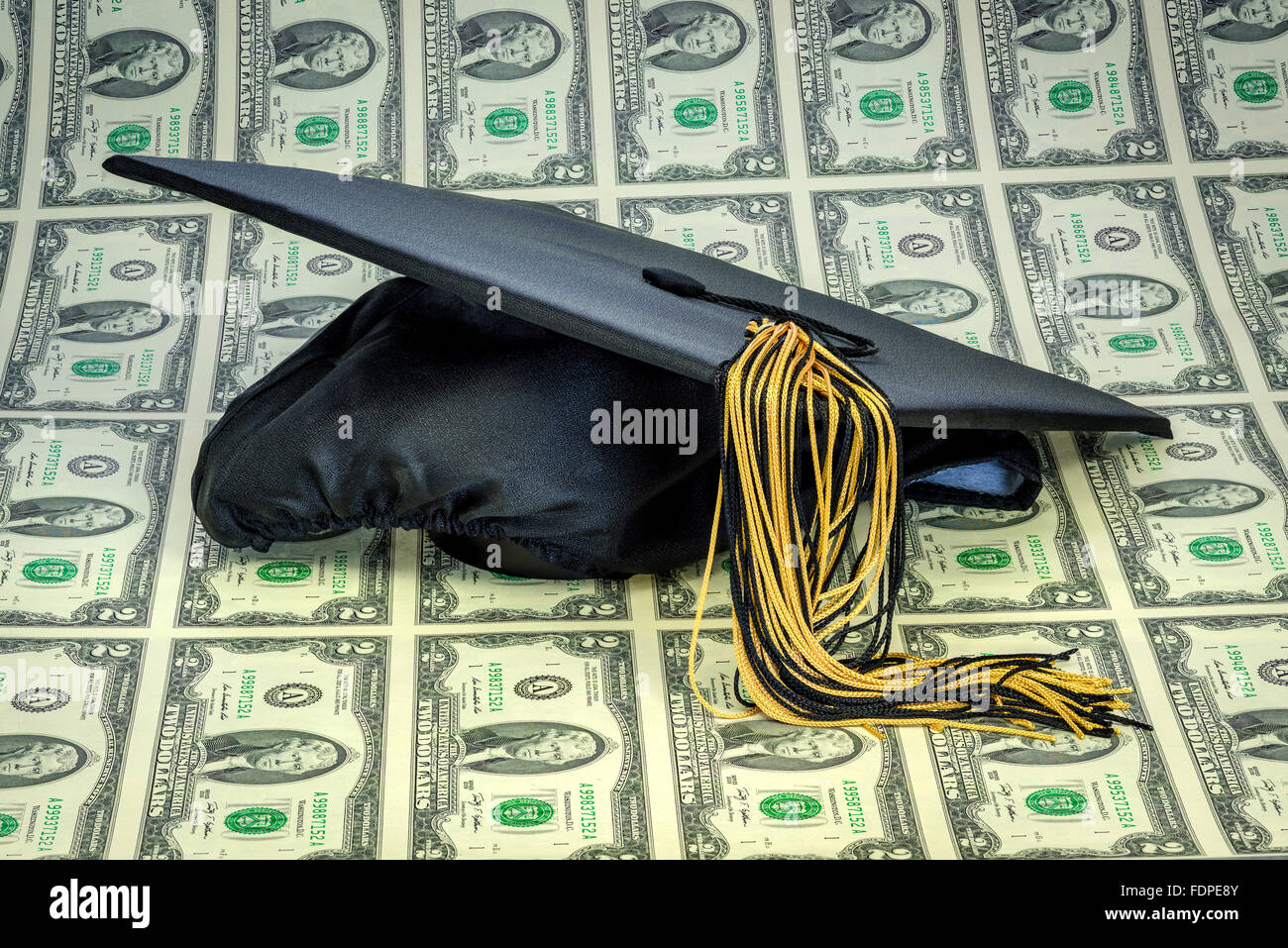 Graduation Cap auf ein Blatt zwei-Dollar-Scheine Stockfoto