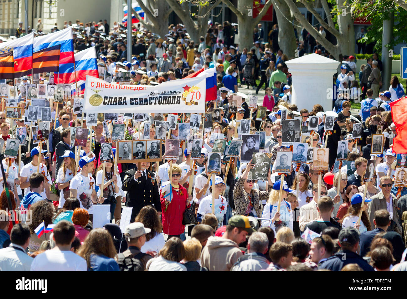 SEWASTOPOL, Krim - 9. Mai 2015: The Immortal Regiment marschiert. Die Parade zu Ehren des 70. Jahrestag des Sieges 9. Mai 2 Stockfoto