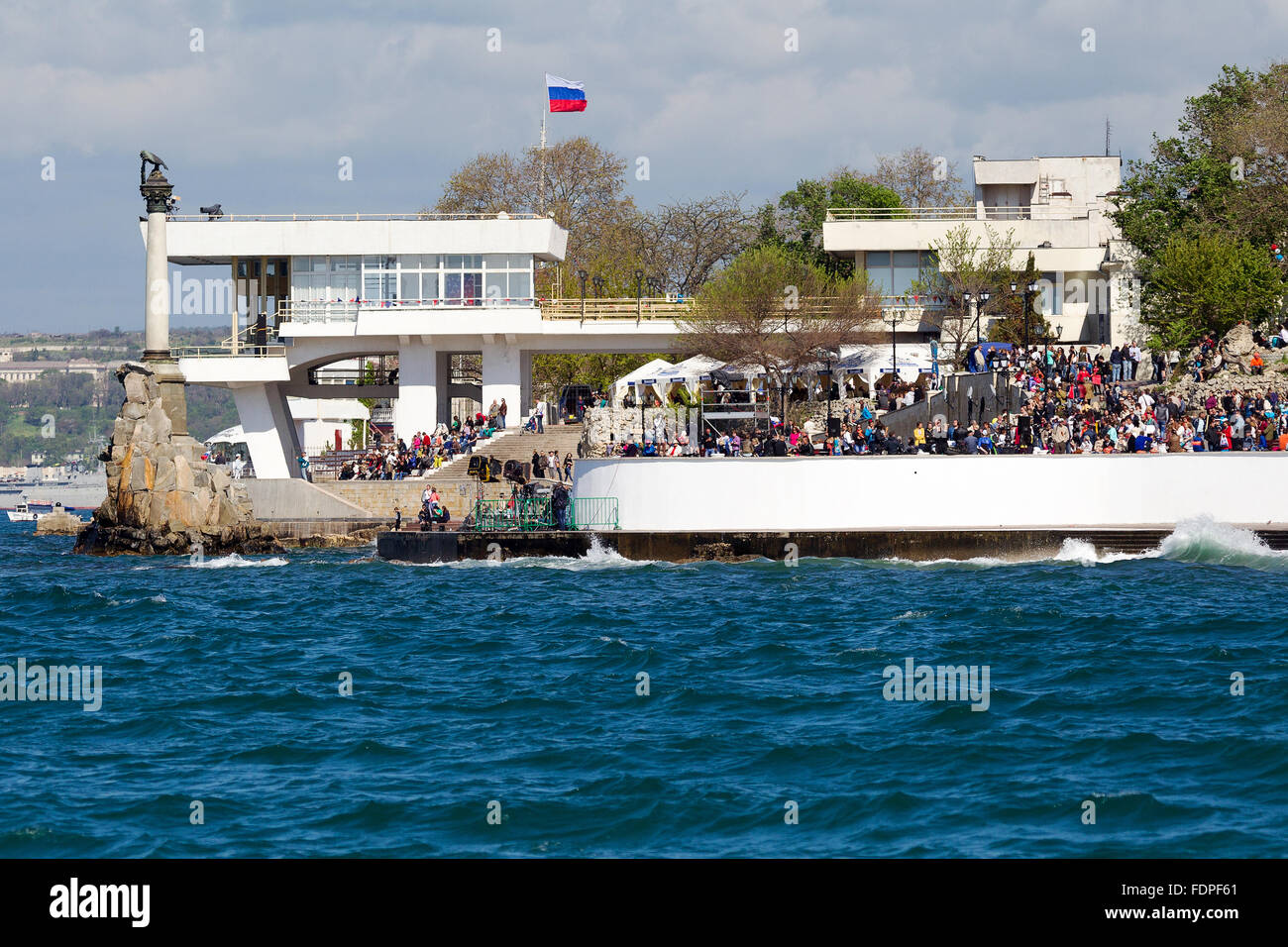 SEWASTOPOL, Krim - 9. Mai 2015: Die Menschen gehen im Wasser 9. Mai 2015, Sewastopol Stockfoto