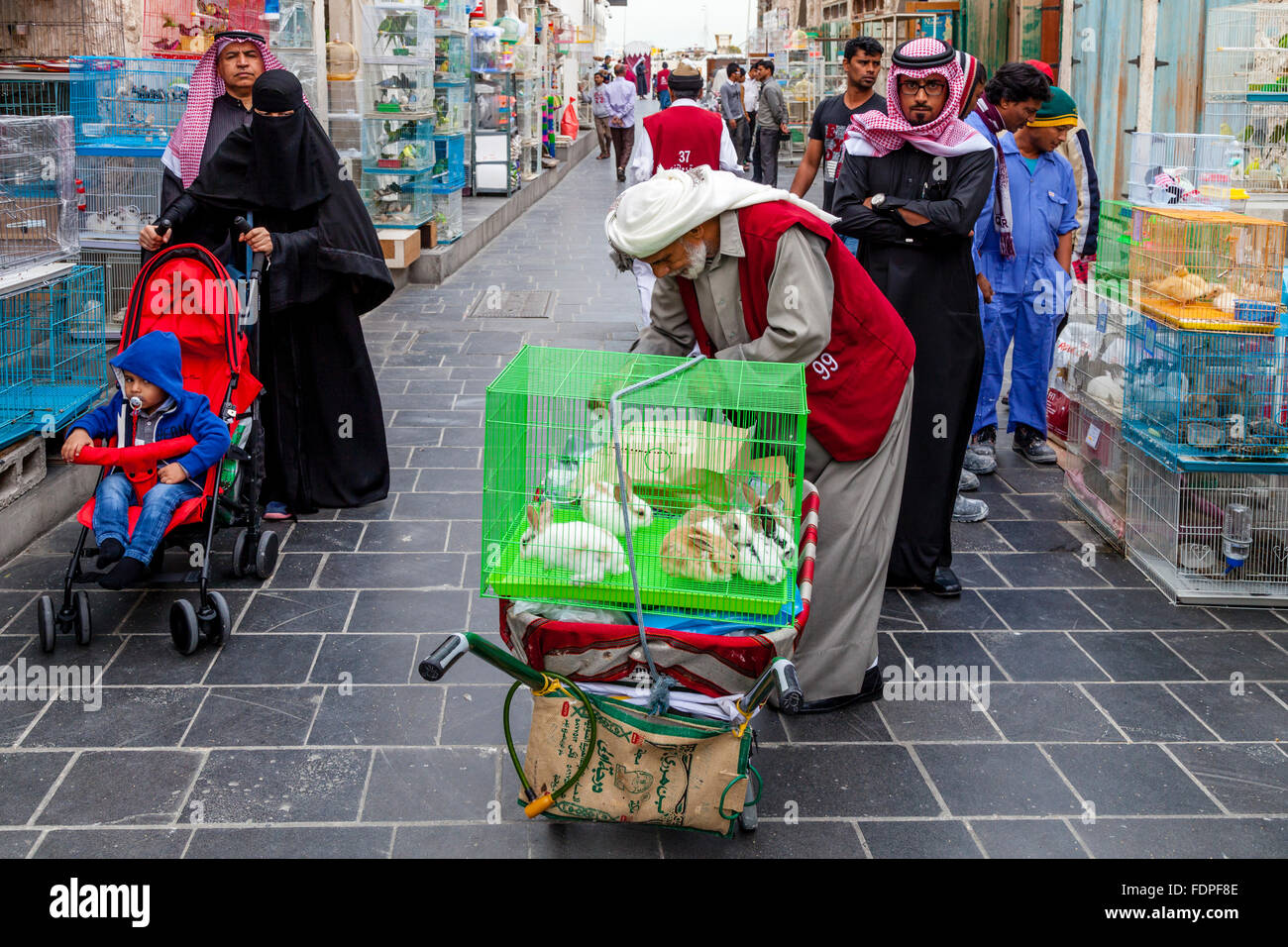 Ein Markt-Porter bereitet, eingesperrte Tiere für einen Kunden, Souk Waqif, Doha, Katar zu transportieren Stockfoto