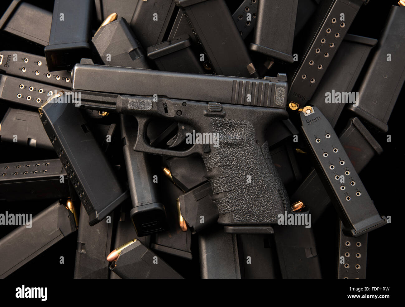Glock 9mm halbautomatische Pistole mit hoher Kapazität Zeitschriften und Munition Stockfoto