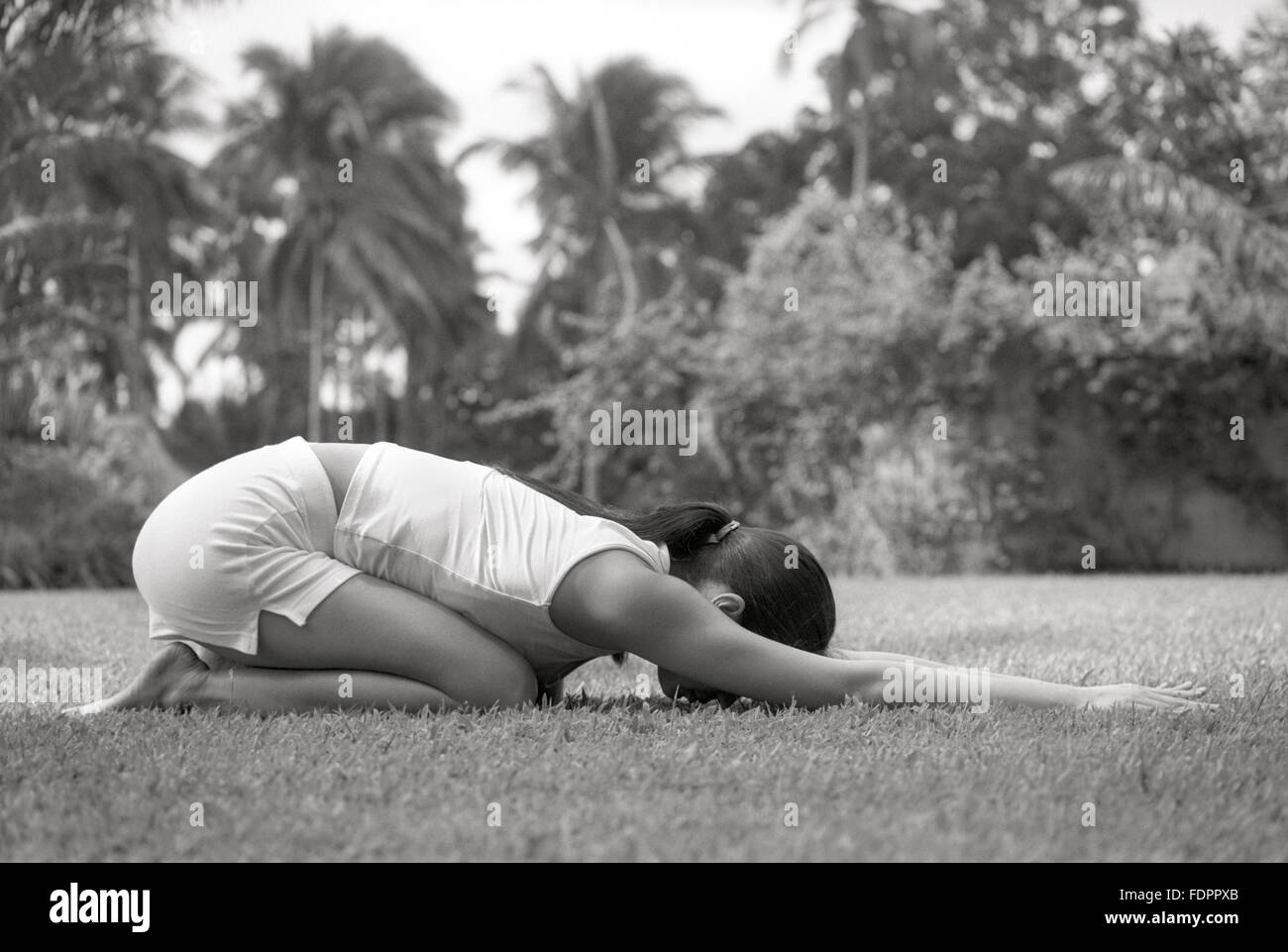 Eine Frau, die eine Yoga machen stellen im Freien auf der Farm in San Benito, Philippinen. Stockfoto