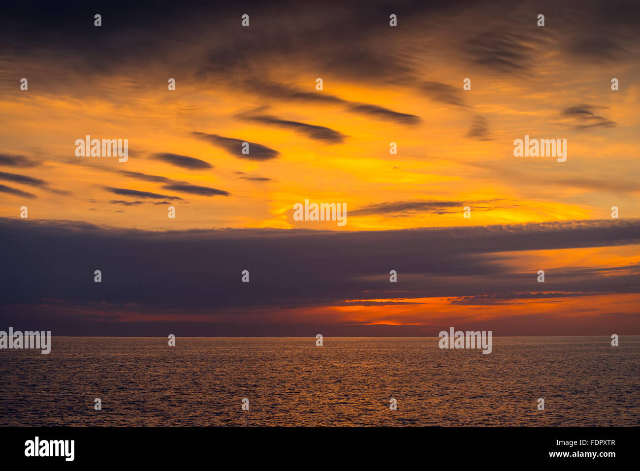 Dramatischen Sonnenuntergang über dem Meer. South Australia. Farbe toning und Crossentwicklung Effekte angewendet werden. Stockfoto