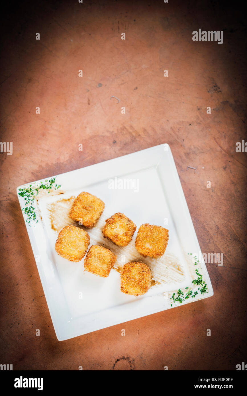 Gebratene panierte Vegeatrian Kartoffeln und Gemüse würfeln Kroketten Stockfoto