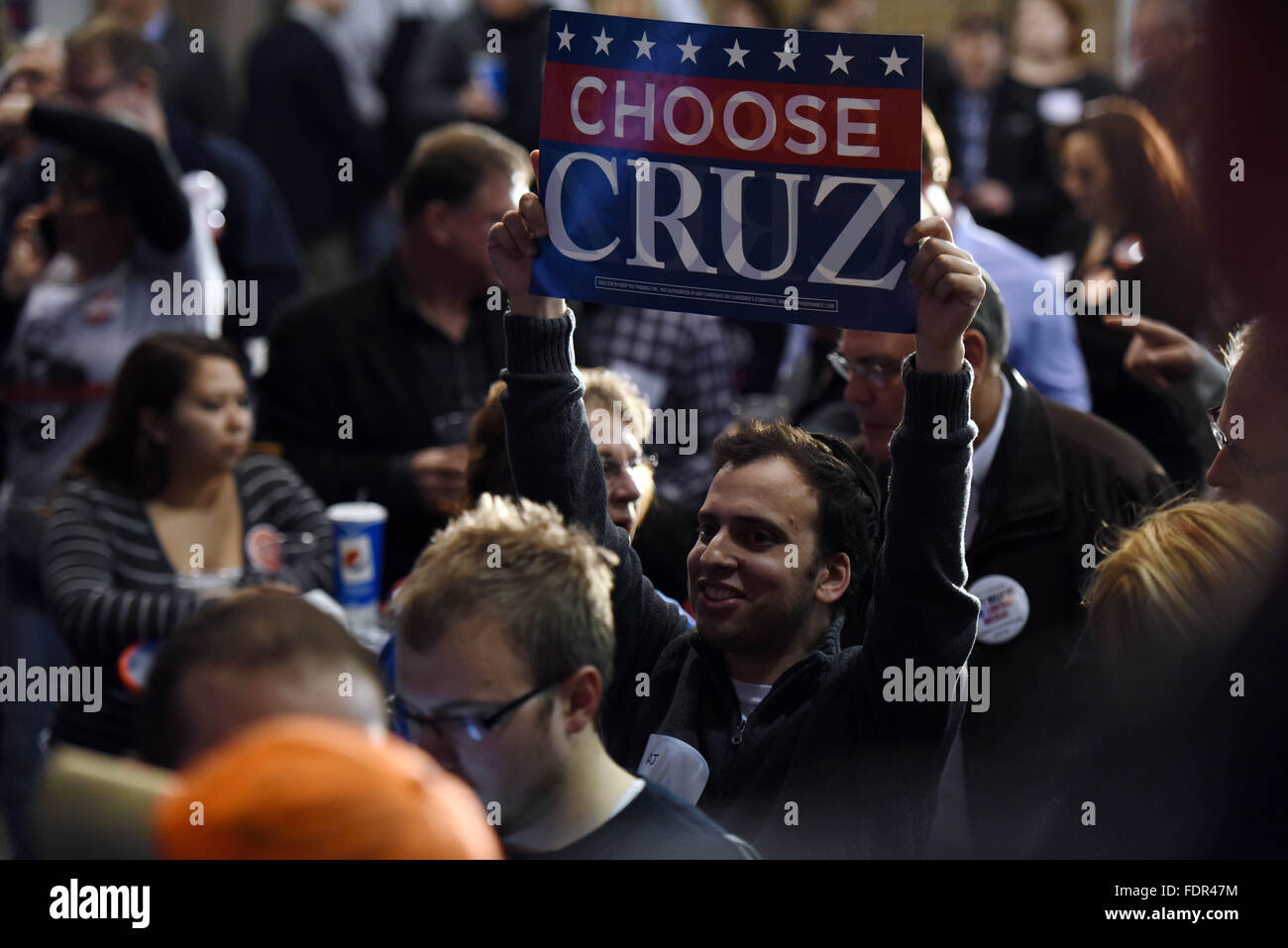 Iowa, USA. 1. Februar 2016. Anhänger der republikanische Präsidentschaftskandidat Ted Cruz feiern nach CNN verkünden seinen Sieg in Des Moines, der Hauptstadt von Iowa, USA, 1. Februar 2016. USA Texas Senator Ted Cruz am Montag gewann Iowa republikanischen Vorwahlen mit einen komfortablen Vorsprung vor Milliardär Entwickler Donald Trump trotz dessen Dominanz auf dem republikanischen Gebiet in den letzten sechs Monaten. Bildnachweis: Yin Bogu/Xinhua/Alamy Live-Nachrichten Stockfoto