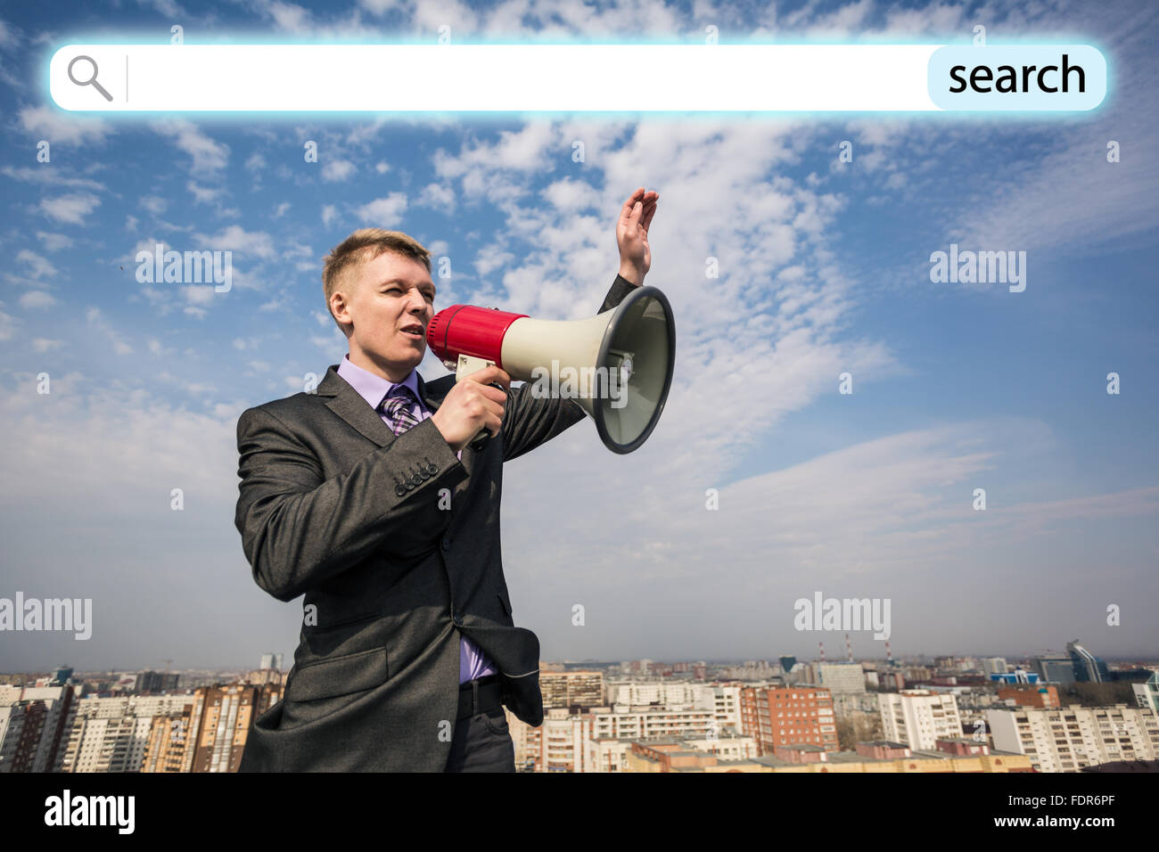 Geschäftsmann auf dem Dach mit Megaphon Stockfoto