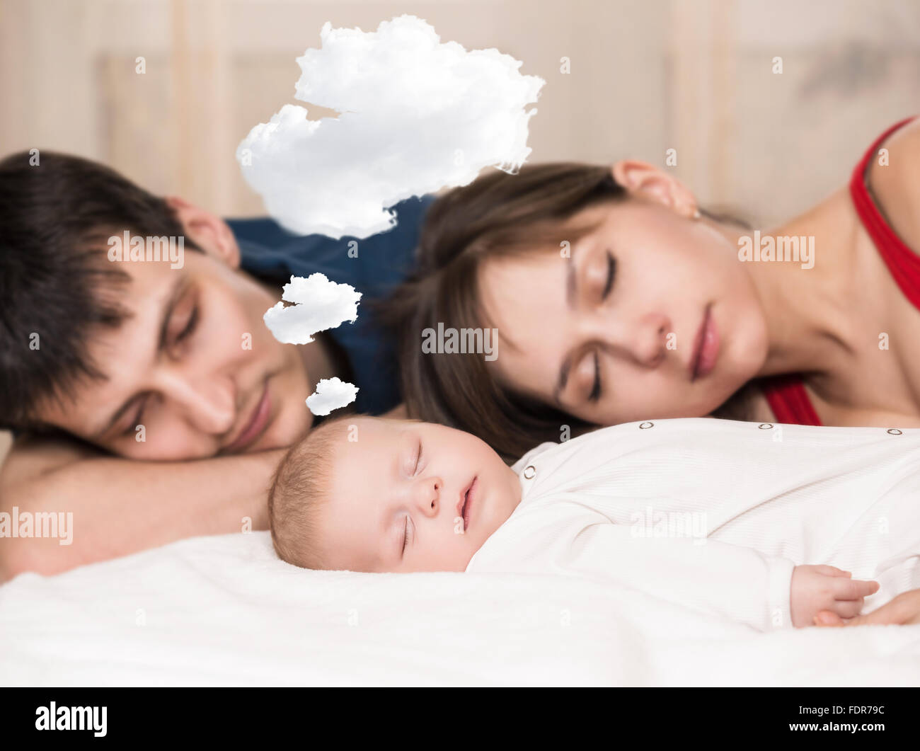 Baby schläft mit müde Eltern Stockfoto