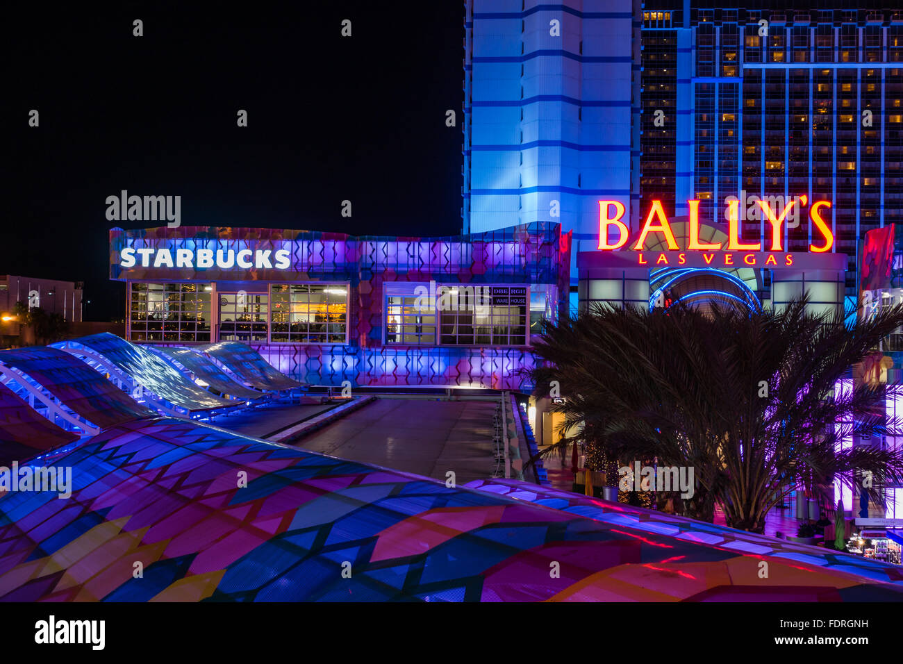 Starbucks und Ballys Casino Zeichen leuchtet in der Nacht Las Vegas, Nevada, USA Stockfoto